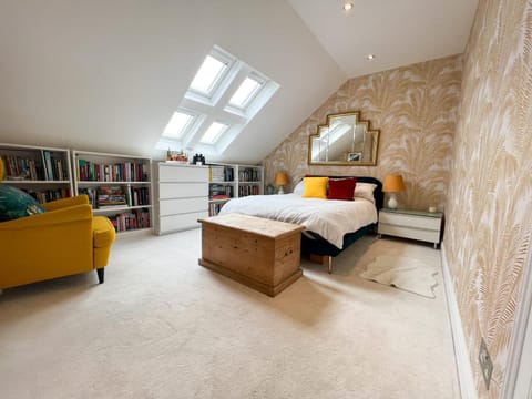 3-Bed Bonny Flat - West End City Centre Apartment in Glasgow