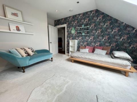 3-Bed Bonny Flat - West End City Centre Apartment in Glasgow