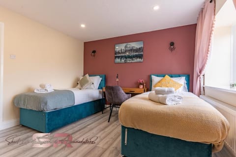 Bed, Decorative detail, Decorative detail, Seating area, Bedroom, towels