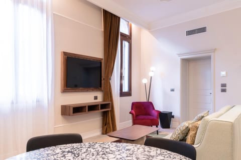 Communal lounge/ TV room, TV and multimedia, Seating area