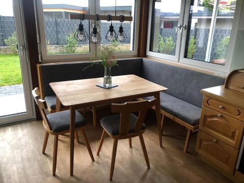 Seating area, Dining area