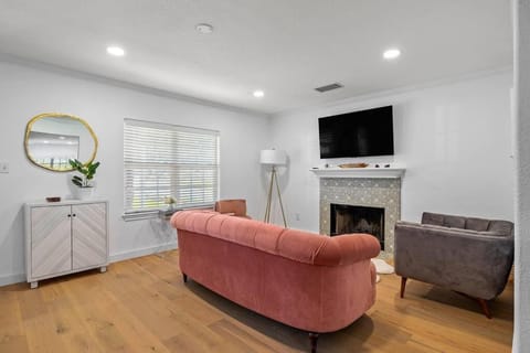 Zen Austin Home with a Cozy Tree House House in Lake Austin