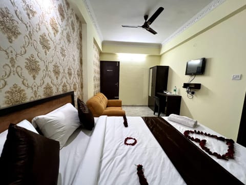 Bed, TV and multimedia, Photo of the whole room, Bedroom, fireplace, wardrobe, air conditioner
