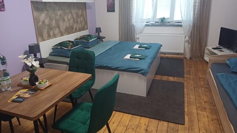 Bed, TV and multimedia, Food and drinks, Seating area, Dining area