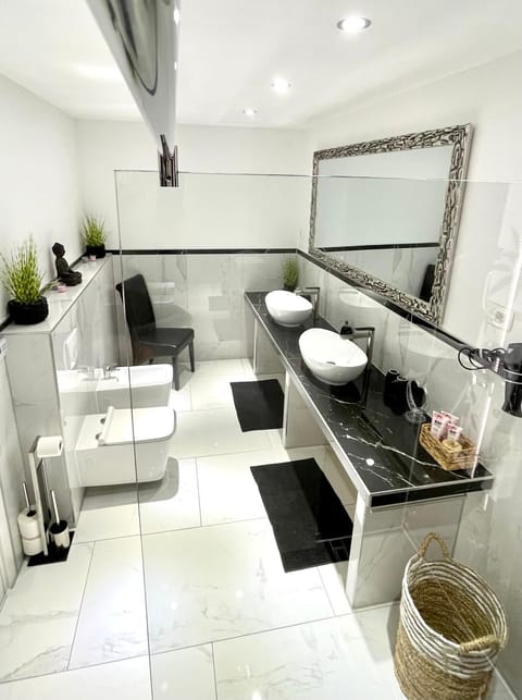 Bathroom, hair dryier, towels, acessibility