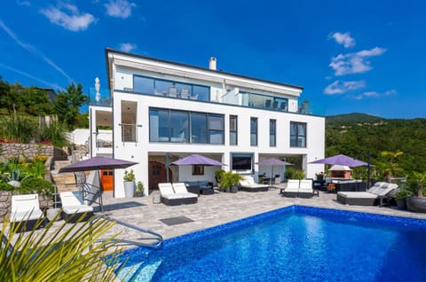Property building, Summer, Garden, TV and multimedia, Balcony/Terrace, Balcony/Terrace, Lounge or bar, Garden view, Swimming pool
