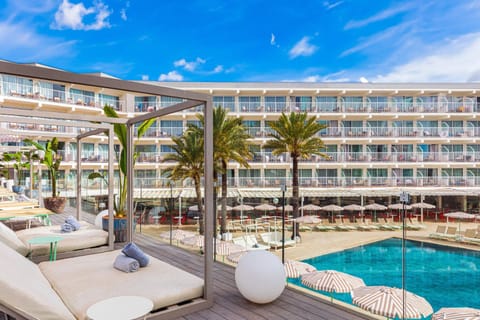 Restaurant/places to eat, Activities, Balcony/Terrace, Dining area, Swimming pool