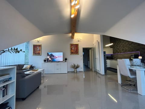 Communal lounge/ TV room, TV and multimedia, Kitchen or kitchenette, Living room, Seating area