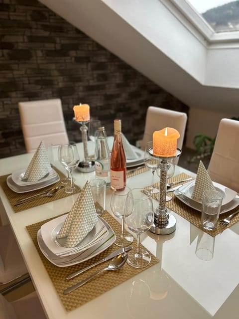 Food and drinks, Dining area, Food