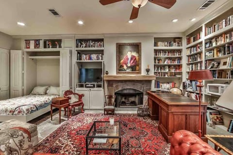 Bed, Library, TV and multimedia, Photo of the whole room, Seating area, Bedroom, fireplace
