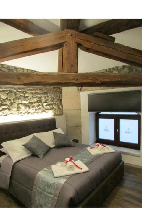 Photo of the whole room, towels