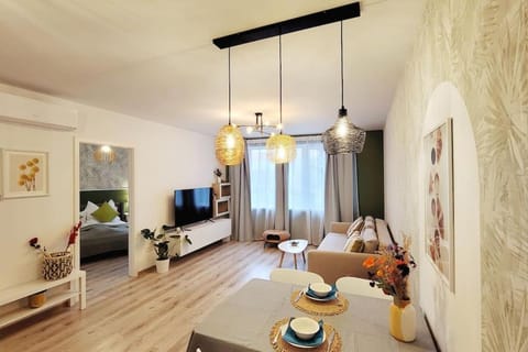 TV and multimedia, Living room, Seating area, Bedroom