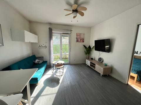 Communal lounge/ TV room, TV and multimedia, Living room, Seating area, Garden view, fireplace