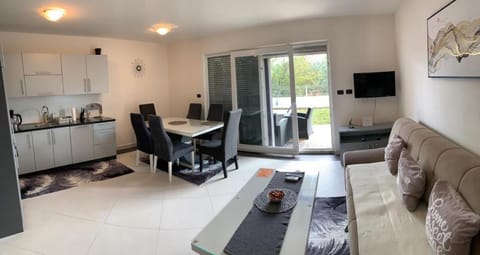 Kitchen or kitchenette, Living room, Seating area, Dining area