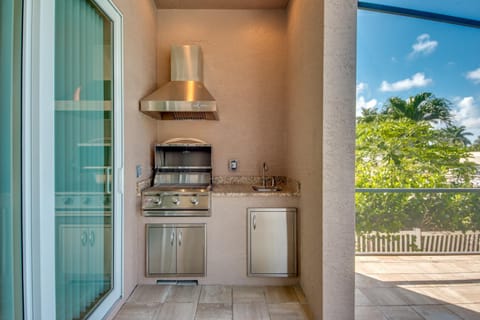 Villa Blue Pavilion - Heated Pool - Sleeps 16 - Roelens Vacations House in Cape Coral