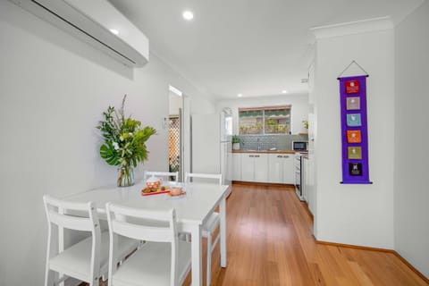 Kitchen or kitchenette, Dining area, air conditioner
