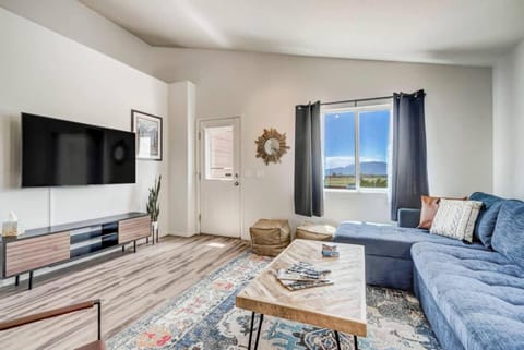 Communal lounge/ TV room, TV and multimedia, Living room, Evening entertainment