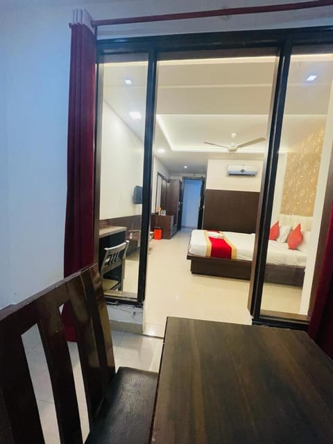 Bed, TV and multimedia, Living room, Photo of the whole room, Seating area, Bedroom