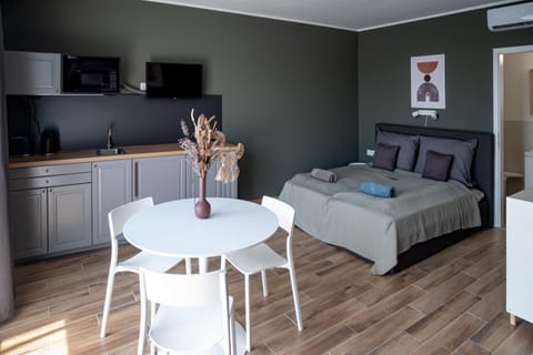 Bed, TV and multimedia, Dining area, Bedroom, minibar