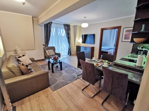 Communal lounge/ TV room, TV and multimedia, Living room, Seating area, Dining area, Evening entertainment