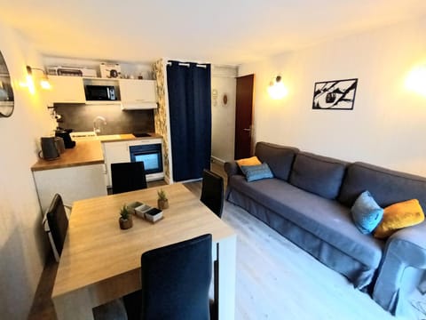 TV and multimedia, Kitchen or kitchenette, Living room, Seating area, Dining area