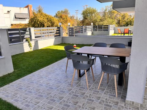Property building, Patio, Garden, Balcony/Terrace, Dining area, Entertainment