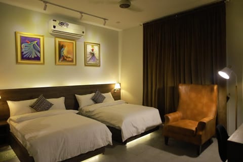 Photo of the whole room, Bedroom