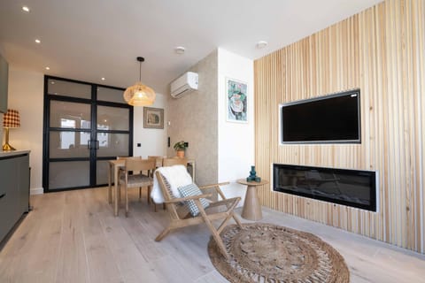 TV and multimedia, Living room, Seating area, fireplace