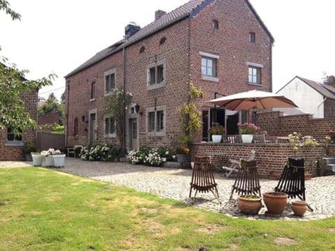 Property building, Patio, Facade/entrance, Garden, Garden view, Parking