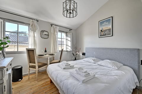 Bed, Photo of the whole room, Seating area, Bedroom, towels