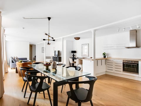 Restaurant/places to eat, TV and multimedia, Living room, Seating area, Bedroom, kitchen