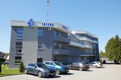 Property building, Day, Guests, Location, Parking