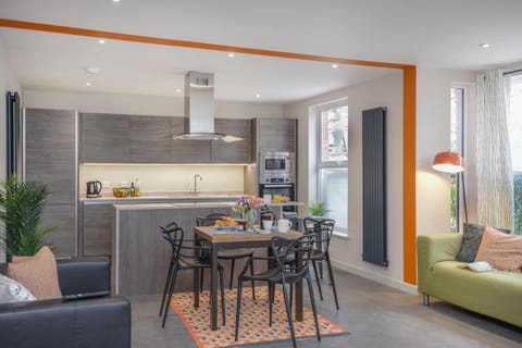 Kitchen or kitchenette, Dining area, minibar, pet friendly