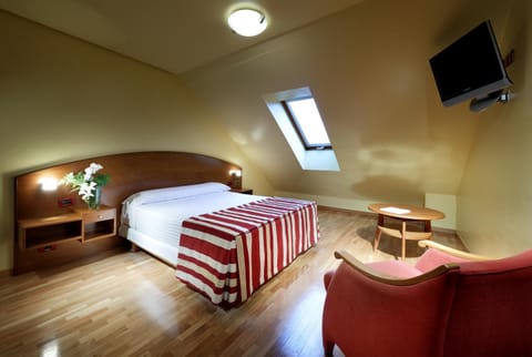 Bed, Photo of the whole room, Decorative detail, Bedroom