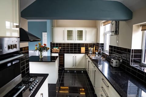 Spacious Family Home Minutes from the Beach House in Blackpool