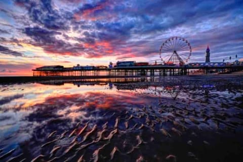 Spacious Family Home Minutes from the Beach House in Blackpool