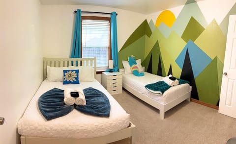 Bed, Photo of the whole room, Bedroom, towels