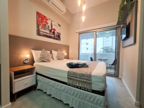 Bed, TV and multimedia, Photo of the whole room, Bedroom, towels, air conditioner
