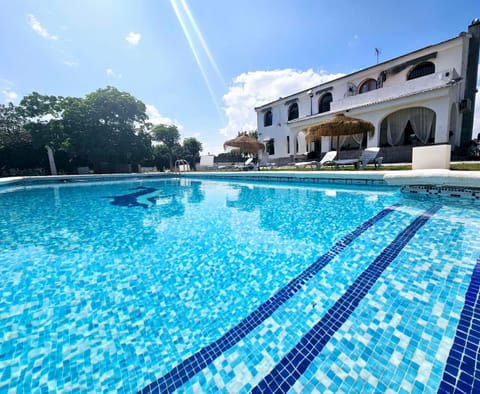 Property building, Day, Pool view, Swimming pool, Swimming pool, sunbed