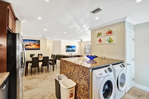 Kitchen or kitchenette, washing machine, dryer