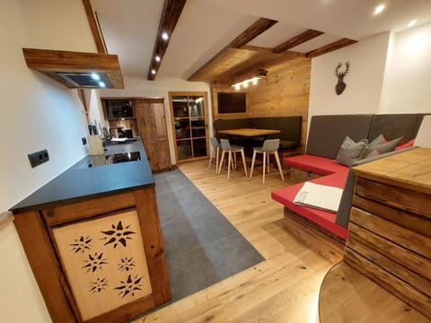 Kitchen or kitchenette, Living room, Seating area, Dining area