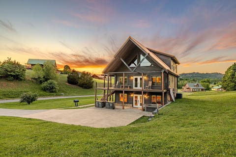 Property building, Facade/entrance, Natural landscape, BBQ facilities, Garden, View (from property/room), Balcony/Terrace, Sunset, Parking