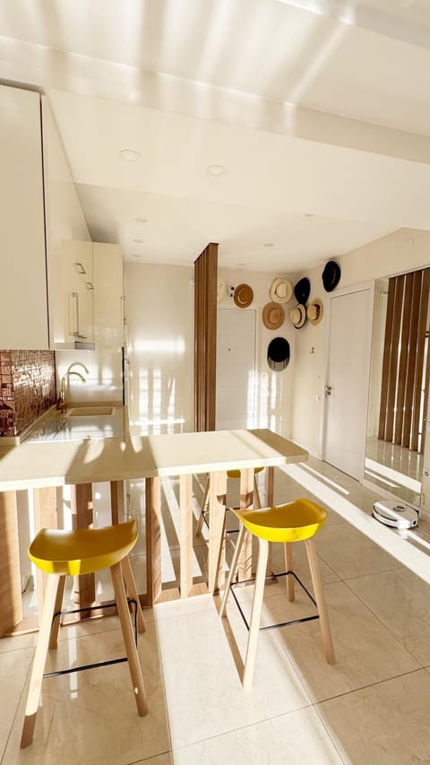 Kitchen or kitchenette, Living room, Seating area, Dining area