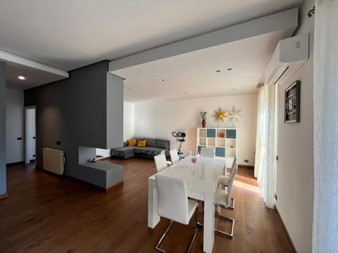 Communal lounge/ TV room, TV and multimedia, Living room, Seating area, Dining area