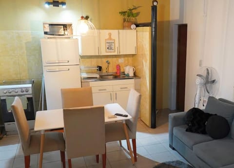 Kitchen or kitchenette, Seating area, Dining area, minibar, pet friendly
