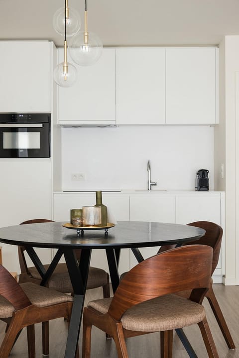 Kitchen or kitchenette, Dining area