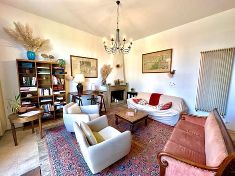 Chaleureuse maison rustique, vue vestige romain House in Autun