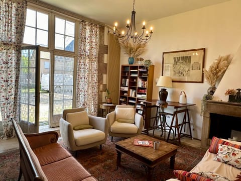 Chaleureuse maison rustique, vue vestige romain House in Autun