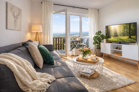 Communal lounge/ TV room, Natural landscape, TV and multimedia, Living room, Seating area, Evening entertainment, Mountain view