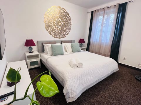 Photo of the whole room, Bedroom